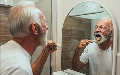 Pomoce i porady dotyczące higieny jamy ustnej w podeszłym wieku